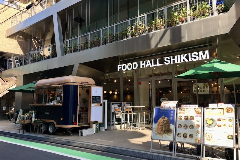 飲食店が集結する施設「FOOD HALL SHIKISM」