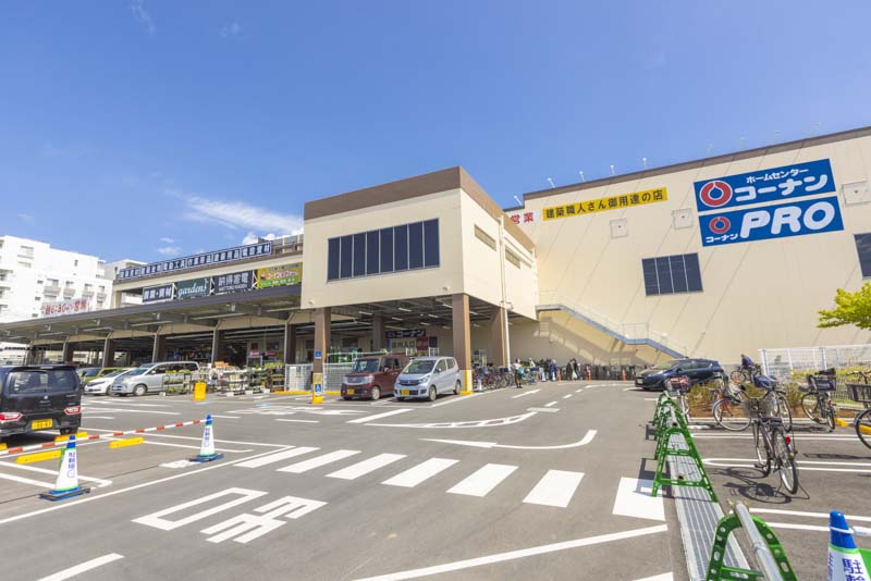 2階にスーパー「ロピア」が出店する「コーナン越谷大里店」