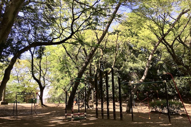 「八幡公園」の木々に囲まれた遊具