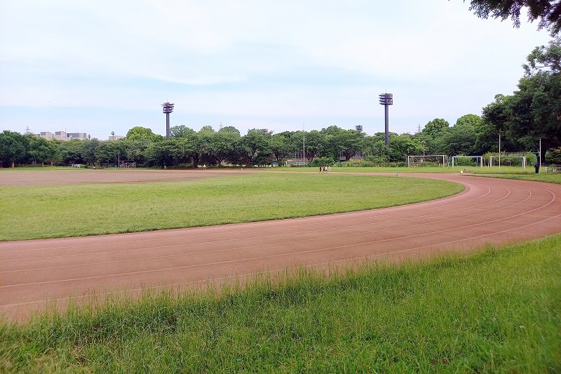 「都立大泉中央公園」の陸上競技場