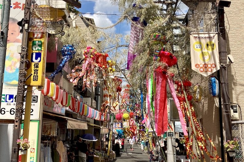 路地裏の商店街に並ぶ竹飾り