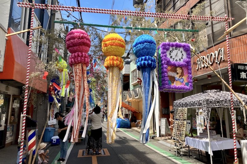 商店街に並ぶ竹飾り