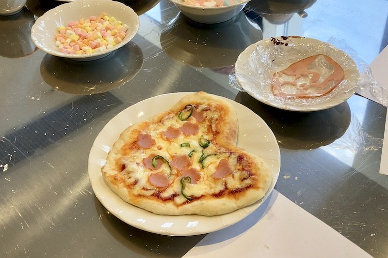 完成したハート型のピザ