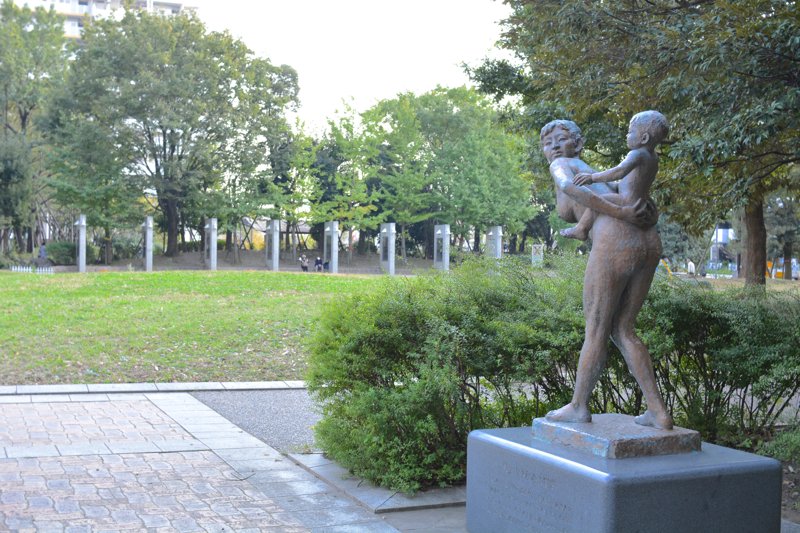 広場の一角に移設された平和母子像