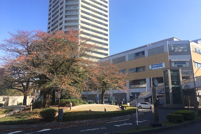 整備されたロータリーと高層ビル「ライブタワー武蔵浦和」