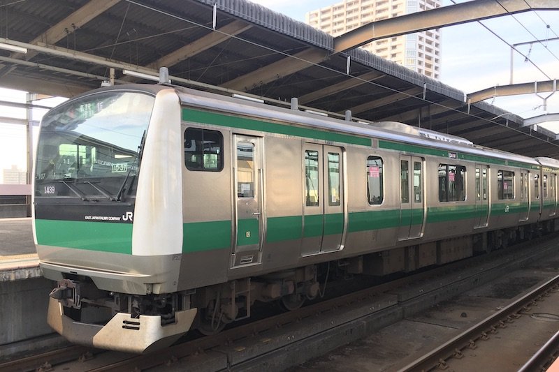駅に停車する埼京線の車両