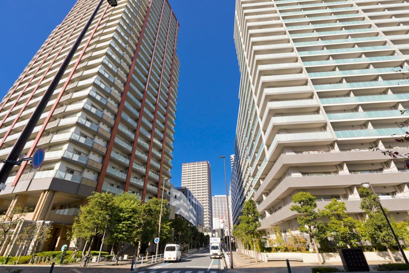 「武蔵浦和」駅前の再開発ビルが並ぶ街並み