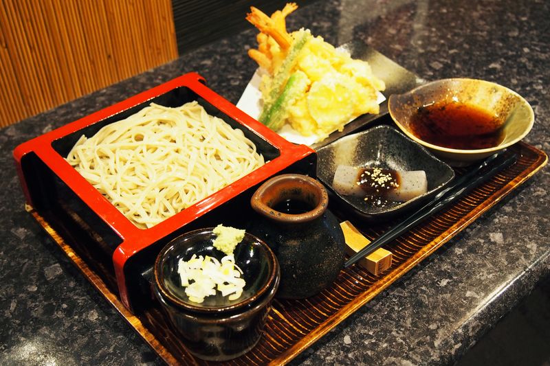 複数の旬の野菜の天ぷらを楽しめる人気メニュー「天せいろ（上）」
