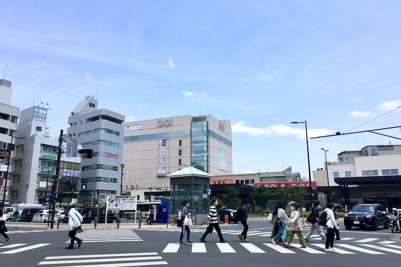 「志木」駅前は多くの学生が行き交う
