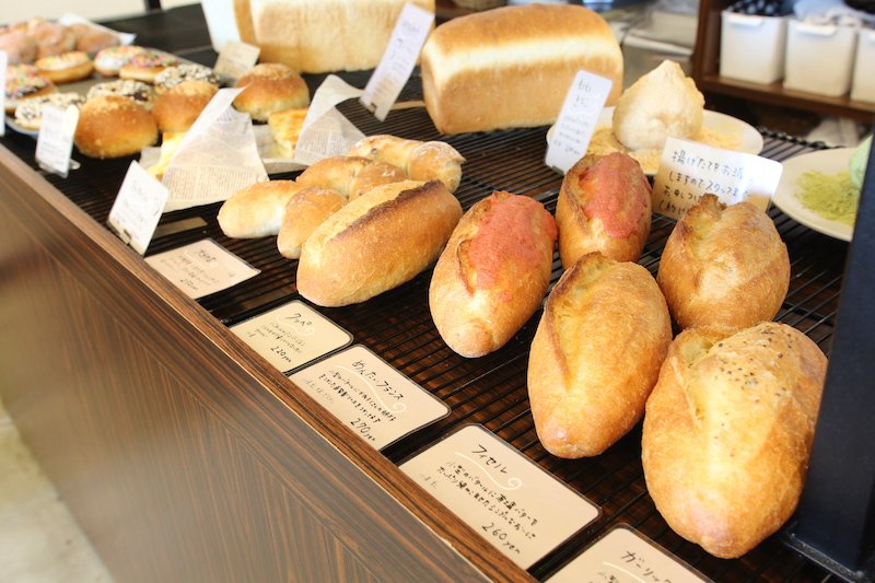バリエーション多彩なパンが並ぶ