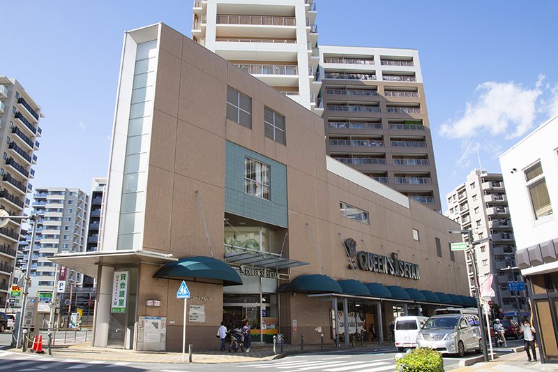 「クイーンズ伊勢丹 北浦和店」の周囲がバスターミナルとなっている