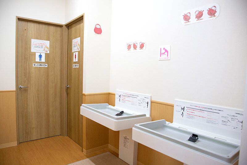 おむつ台、男女別のトイレ、個室の授乳室を完備